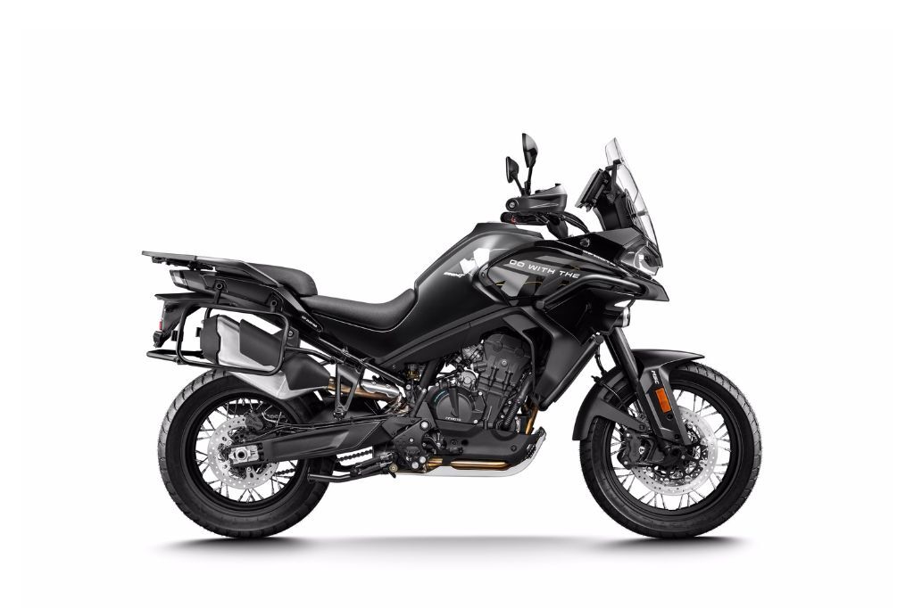 800MT Explore katalog černá