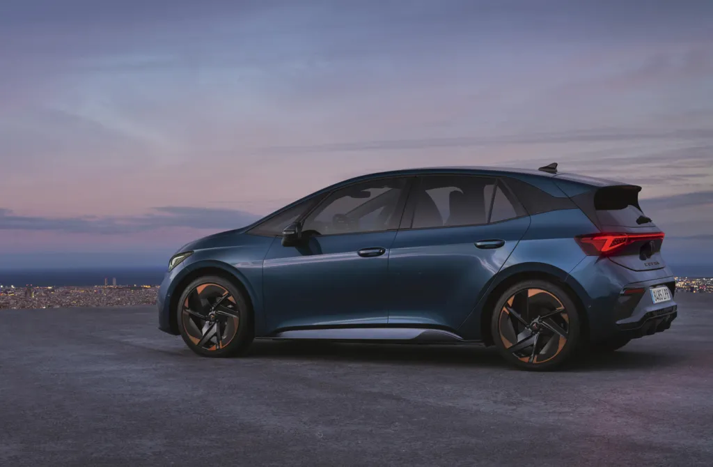 CUPRA-Born-Aurora-Blue _10_HQ-min.jpg
