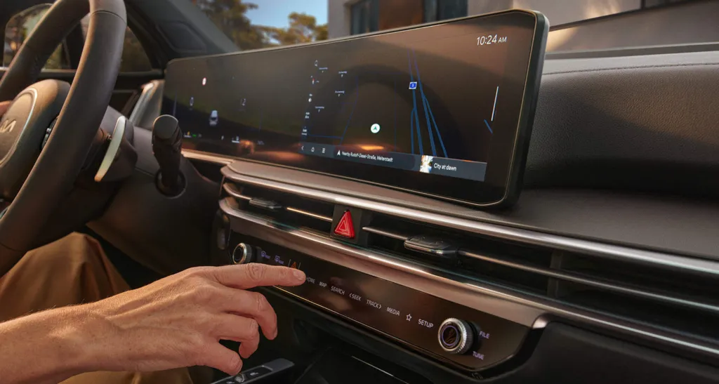 kia-sorento-my25-hev-interior-seamless-panoramic-display.jpg