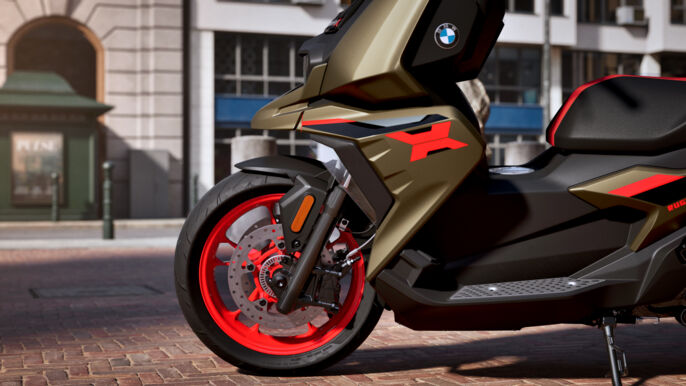 P90571801_highRes_the-new-bmw-c-400-x-