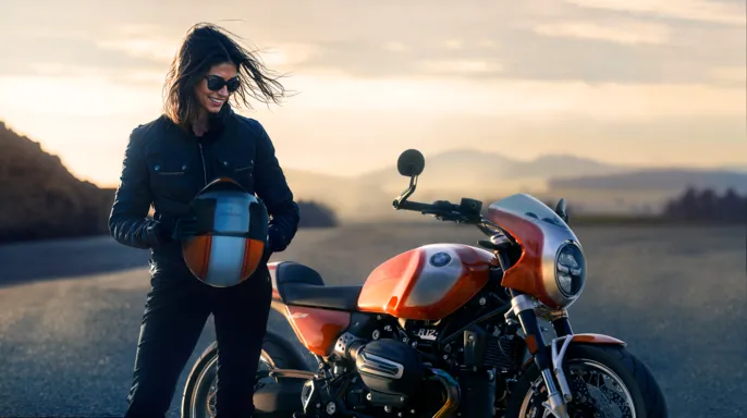 P90579808_highRes_bmw-r-12-s-the-backg