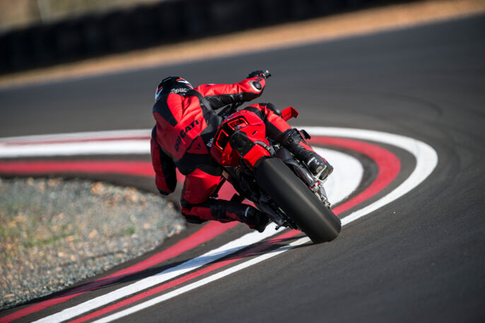 MY25_STREETFIGHTER_V4S_DYN _36__UC731717_High