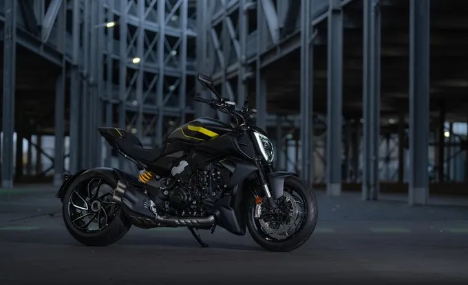 01_-_my25_diavel_v4_black_roadster_livery_uc732599_mid_v30jHqO_product_gallery