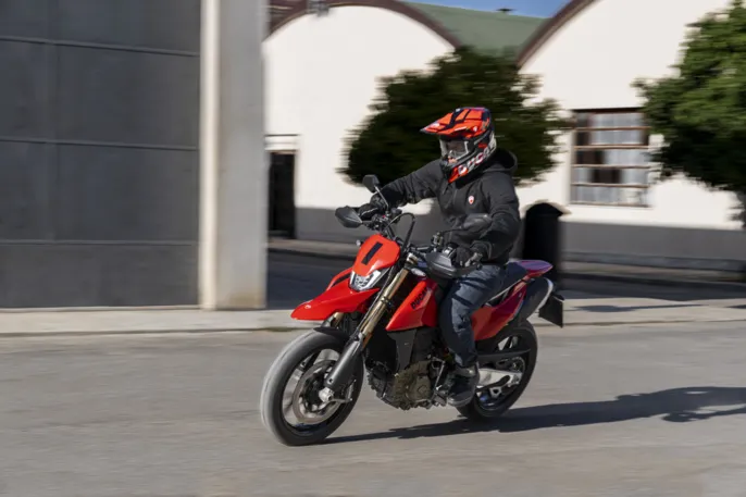 MY24_HYPERMOTARD_698_MONO_DYN _73__UC575997_High