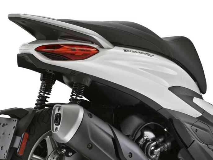 Piaggio_Beverly_310_BiancoLuna_900x675-ergonomia