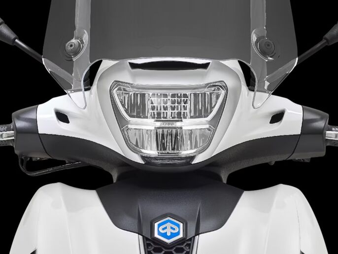 Piaggio_Beverly-400_close-up_900x675_Faro_1