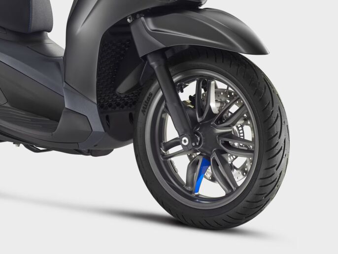 Piaggio_Beverly-400-S_Wall-img_1920x1440_Ruota-ant_1