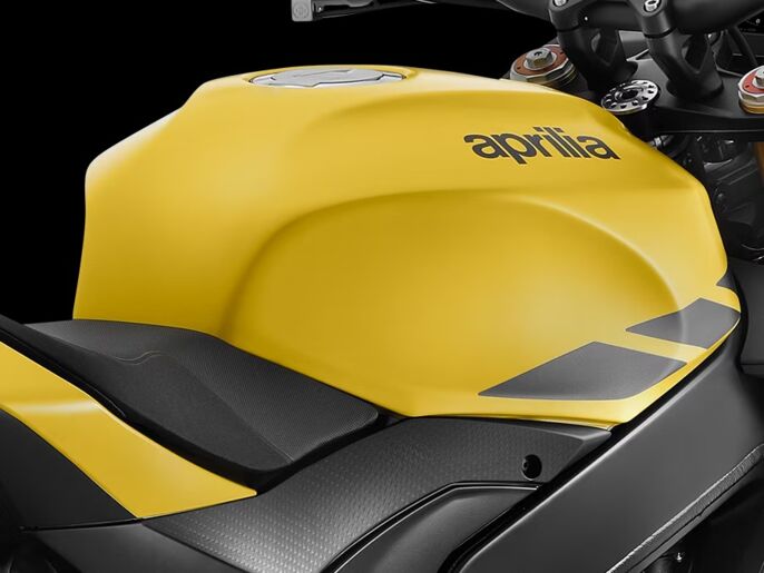 Aprilia_Facelift_Tuono-V4_Close-Up_900x675_Serbatoio_1