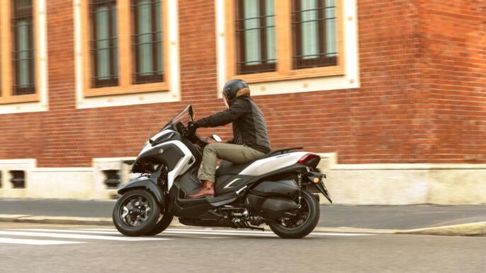 2025_YAM_LMW300YM_EU_WM6_ACT_013_03_preview