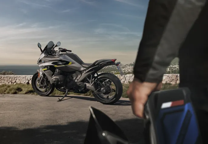 P90596240_highRes_the-new-bmw-r-1300-r
