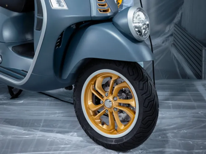 Vespa_Officina8_wall-image_1920x1280_2