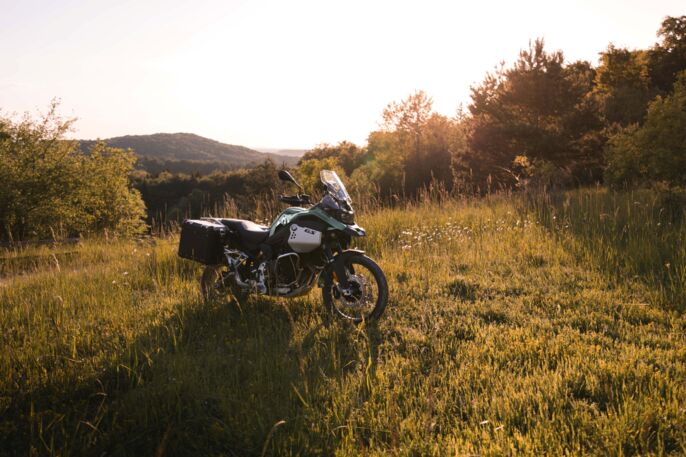 P90608194_highRes_bmw-motorrad-model-r