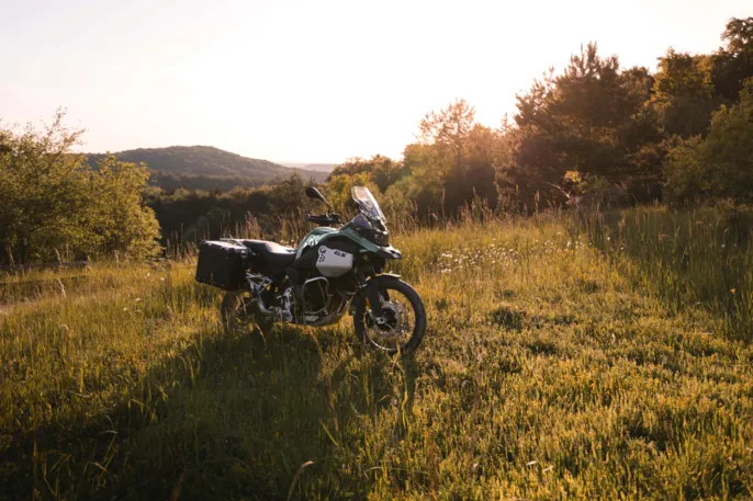 P90608194_highRes_bmw-motorrad-model-r