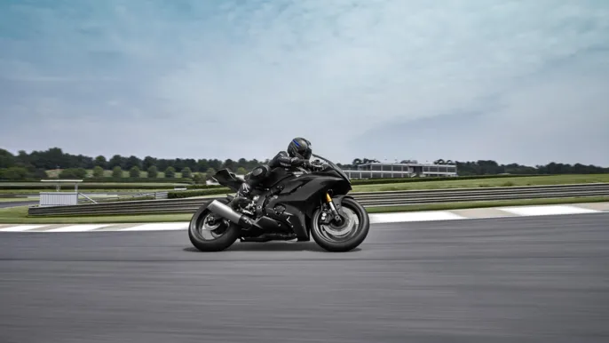 2025-Yamaha-YZF600R6RCOMP-EU-Tech_Black-Action-002-03