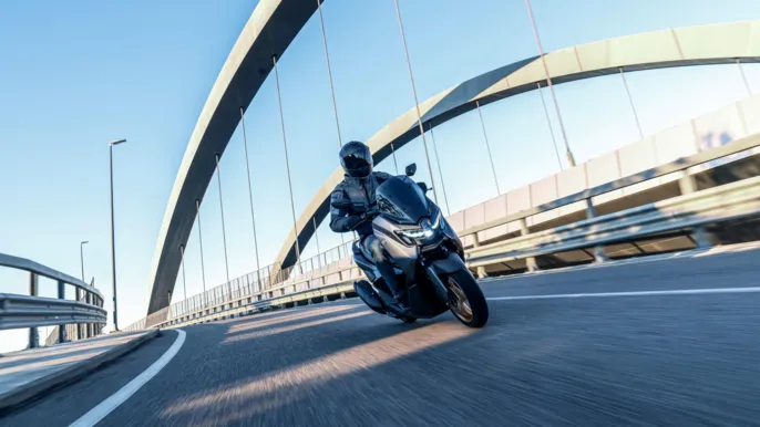 2026-Yamaha-G150SV-EU-Crystal_Graphite-Action-007-03