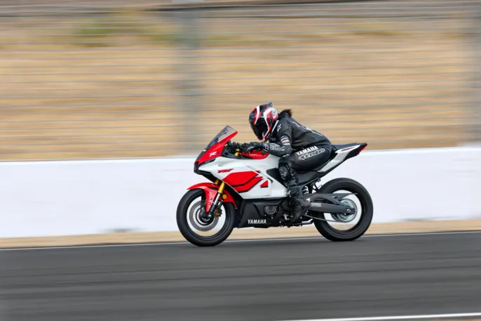 2026-Yamaha-YZFR320-EU-Anniversary_White-Action-003-03