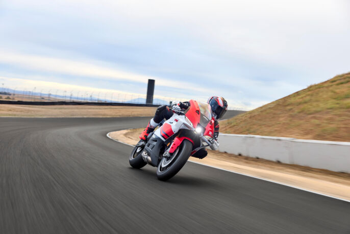 2026-Yamaha-YZF900R9-EU-Anniversary_White-Action-003-03