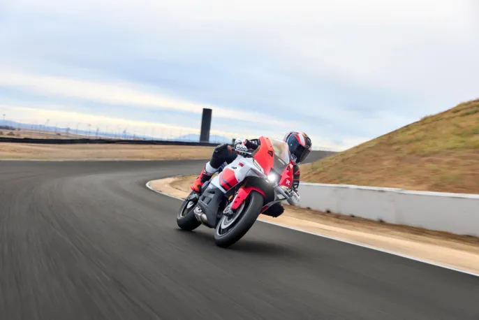 2026-Yamaha-YZF900R9-EU-Anniversary_White-Action-003-03