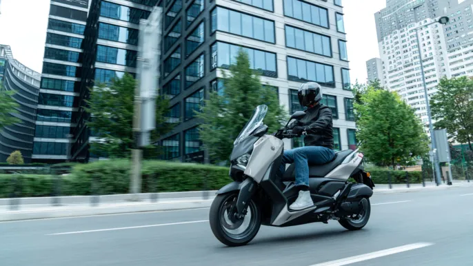 2026-Yamaha-XMAX125ASPH-EU-Ceramic_Grey-Action-004-03
