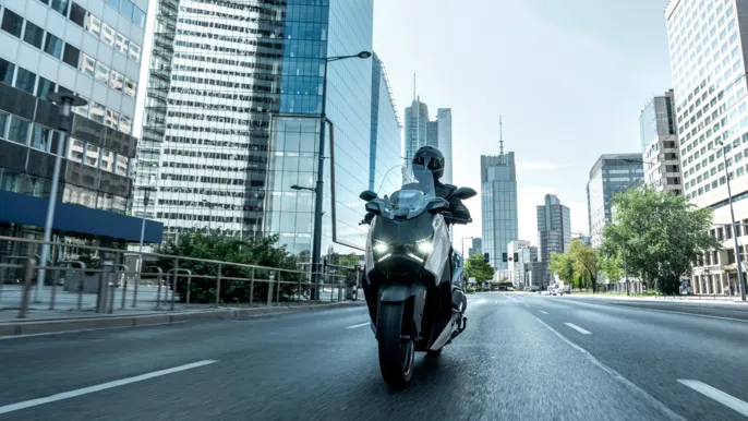 2026-Yamaha-XMAX300ASVH-EU-Ceramic_Grey-Action-001-03