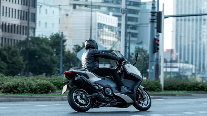 2026-Yamaha-XP500ADX-EU-Ceramic_Grey-Action-014-03
