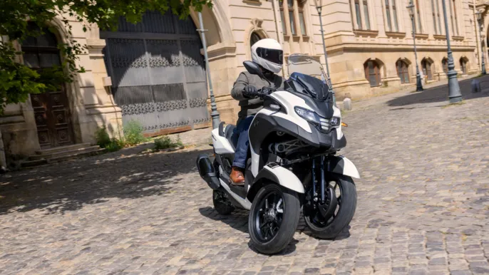 2026-Yamaha-LMW300ABYM-EU-Milky_White-Action-015-03