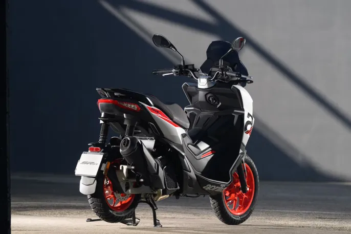 Aprilia_SR-GT-Sport-125_gallery_2_11zon
