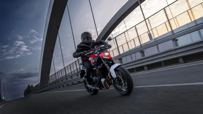 2027-Yamaha-MT07AS-EU-Redline-Action-001-03