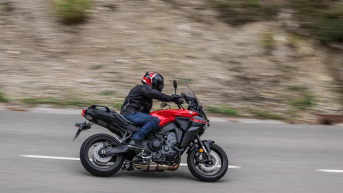 2025-Yamaha-MT09ATRS-EU-Redline-Action-006-03
