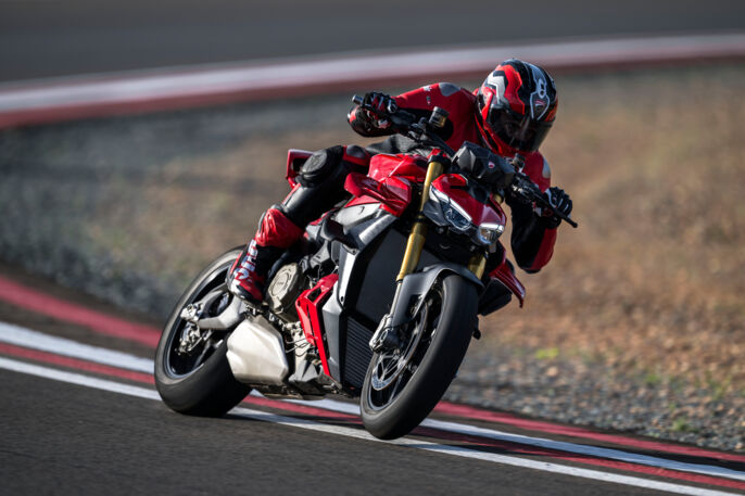 MY25_STREETFIGHTER_V4S_DYN _10__UC731732_High