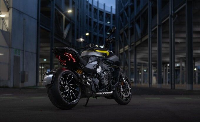02_-_my25_diavel_v4_black_roadster_livery_uc732600_high_product_gallery
