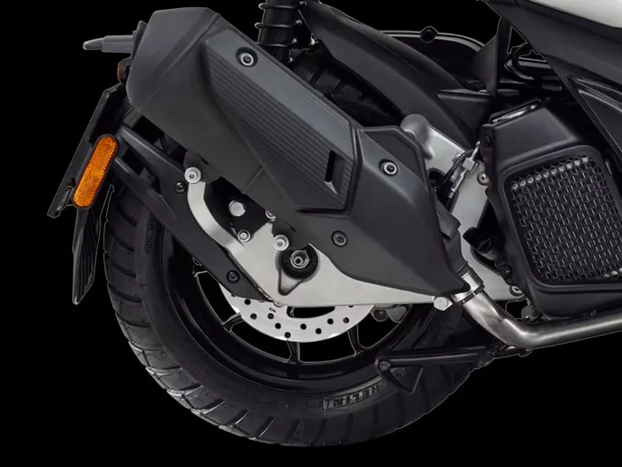 Aprilia_SR-GT_close-up_900x675_ruota-post_1