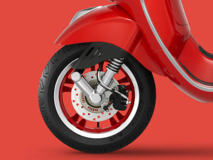 Vespa_Facelift_Primavera125-RED_Wall-Image_1920x1440_Ruota-ant_1