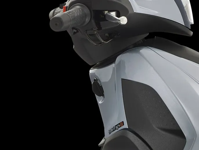 Piaggio_Beverly-310-S_close-up_900x675_Keyless_1