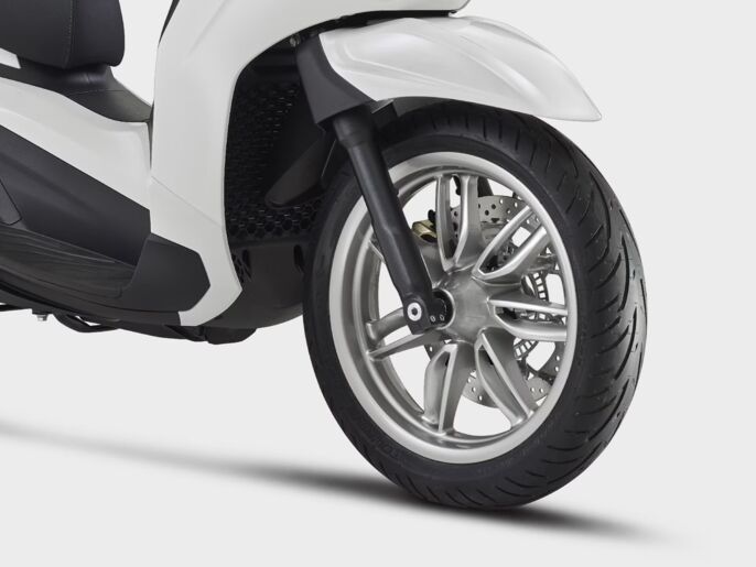 Piaggio_Beverly-400_Wall-img_1920x1440_Ruota-ant_1