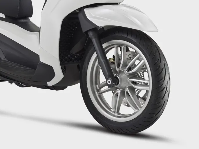 Piaggio_Beverly-400_Wall-img_1920x1440_Ruota-ant_1