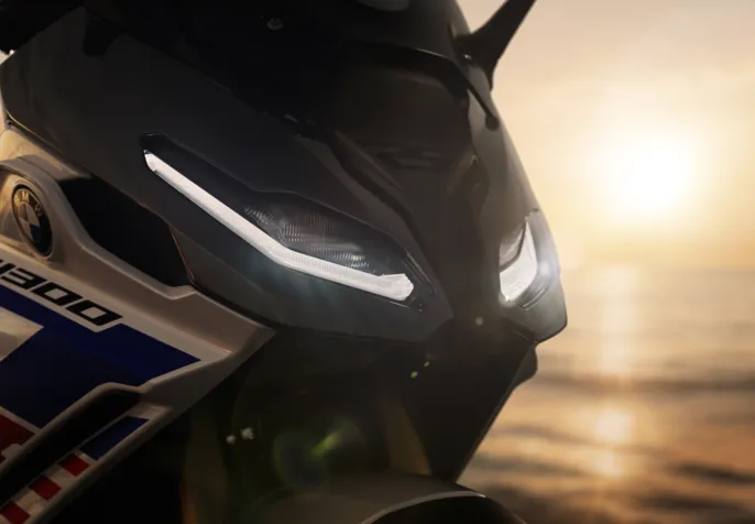 P90596241_highRes_the-new-bmw-r-1300-r
