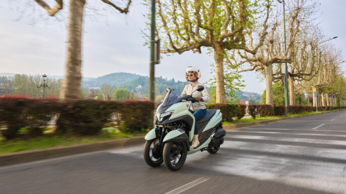 2025-Yamaha-LMW125AYM-EU-Zen_Green-Action-016-03