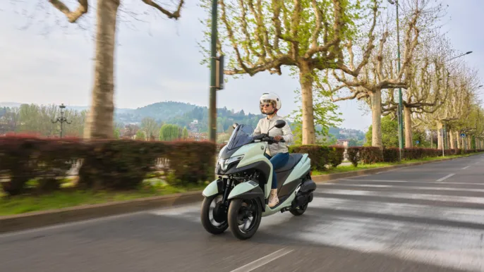 2025-Yamaha-LMW125AYM-EU-Zen_Green-Action-016-03