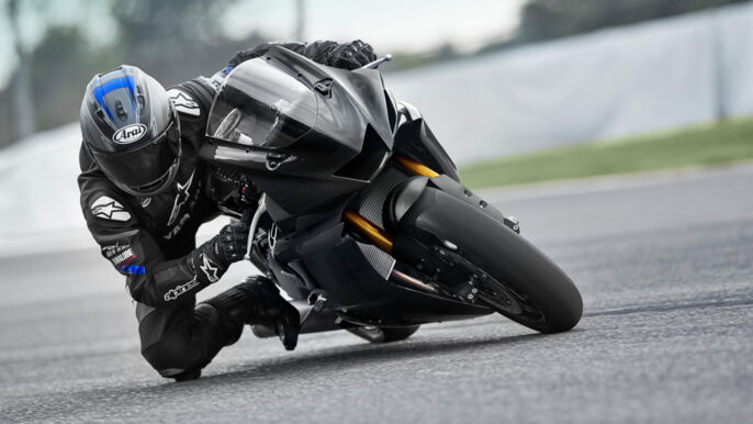 2025-Yamaha-YZF600R6RCOMP-EU-Tech_Black-Action-003-03
