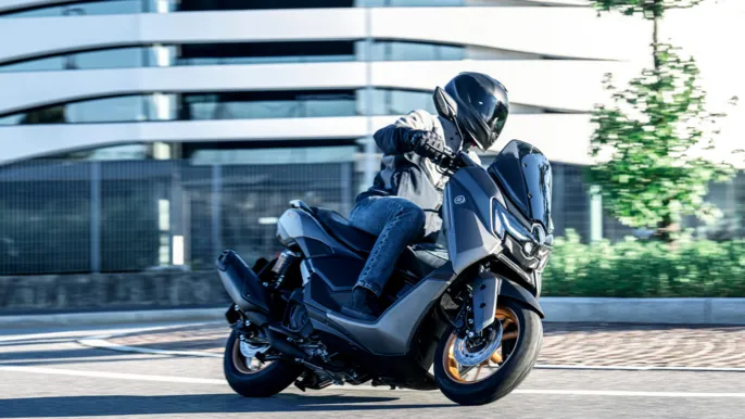 2026-Yamaha-G150SV-EU-Crystal_Graphite-Action-005-03