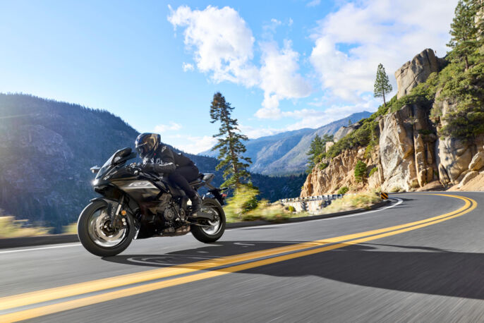 2026-Yamaha-YZF700R7-EU-Midnight_Black-Action-002-03