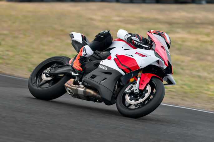 2026-Yamaha-YZF900R9-EU-Anniversary_White-Action-001-03