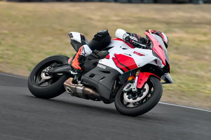 2026-Yamaha-YZF900R9-EU-Anniversary_White-Action-001-03