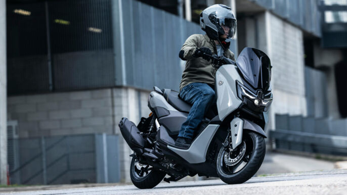 2026-Yamaha-G125YMSV-EU-Ceramic_Grey-Action-004-03