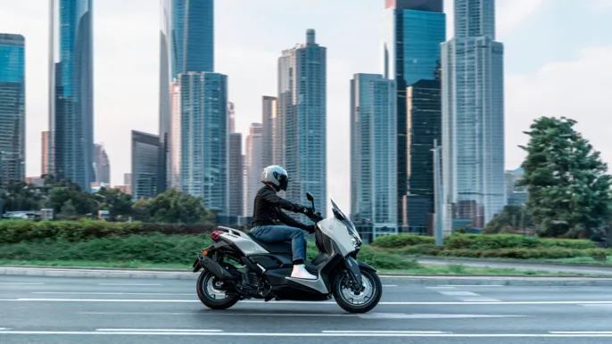 2026-Yamaha-XMAX125ASPH-EU-Ceramic_Grey-Action-002-03