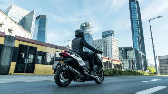 2026-Yamaha-XMAX300ASVH-EU-Ceramic_Grey-Action-010-03