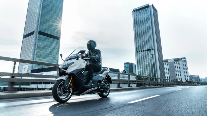 2026-Yamaha-XP500ADX-EU-Ceramic_Grey-Action-002-03