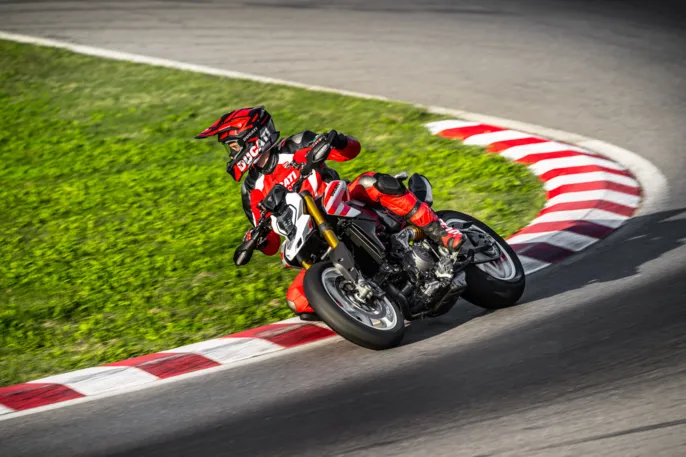 MY26_HYPERMOTARD_V2S_DYNAMIC _3__UC874027_High