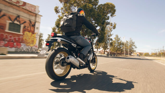 2026-Yamaha-XS125SV-EU-Legend_Silver-Action-005-03